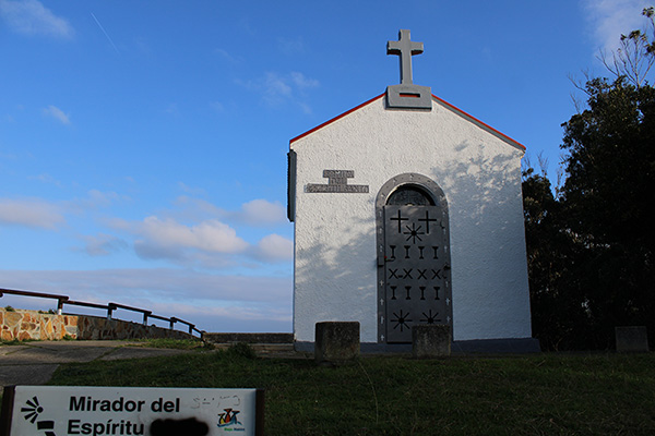 Ermita y mirador del Espíritu Santo en la senda de los miradores en Asturias