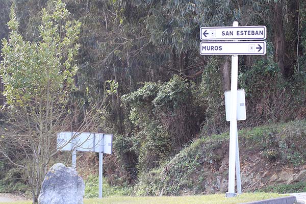 Carretera que asciende desde San Esteban al mirador del Espíritu Santo en Asturias