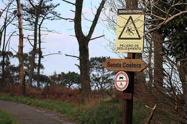 Señal prohibitiva de circulación por la senda de los miradores en Asturias para coches y bicicletas