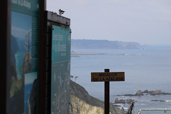 Indicador del mirador de la Atalaya en la senda de los miradores en Asturias