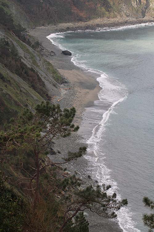 Vista de la playa de Cazonera en la senda de los Miradores en Asturias