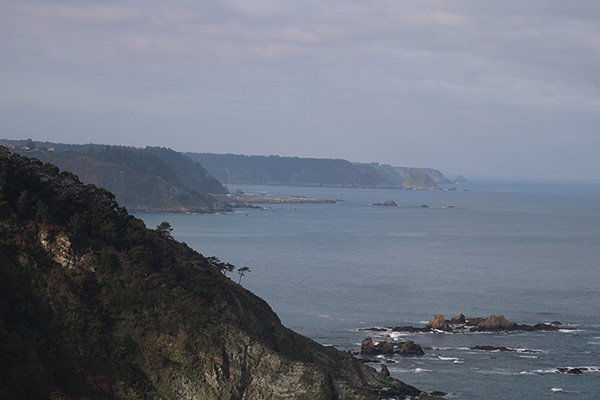 Bonitas vistas de la costa desde el mirador de la Atalaya en la senda de los miradores en Asturias