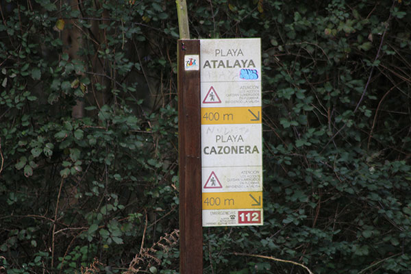 Indicador de bajada a las playas de Atalaya y Cazonera en la senda de los Miradores en Asturias