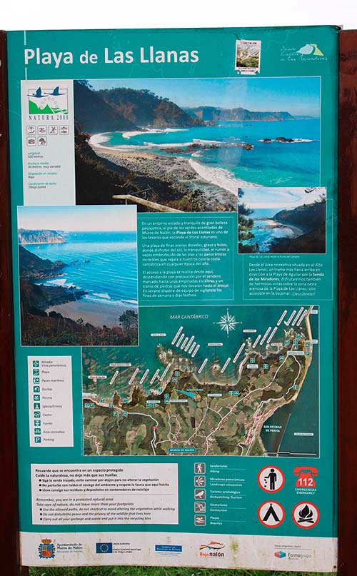 Panel explicativo de la playa de las Llanas en la senda de los Miradores en Asturias