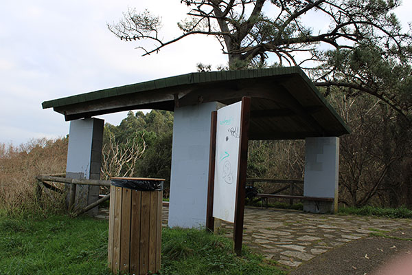 Pequeño área de descanso en el alto de las Llanas en la senda de los Miradores en Asturias