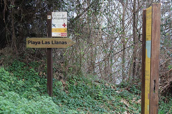 Indicador de bajada a la playa de las Llanas en la senda de los Miradores en Asturias
