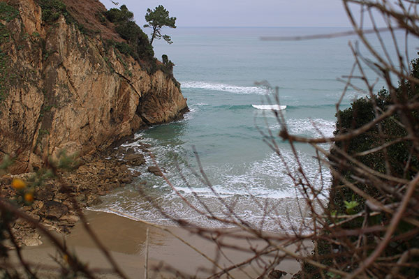 Vista de la playa de Xilo o Veneiro en el tramo final de la senda de los Miradores en Asturias