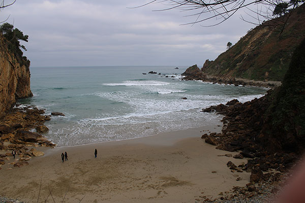 Vista de la playa de Xilo o Veneiro en el tramo final de la senda de los Miradores en Asturias
