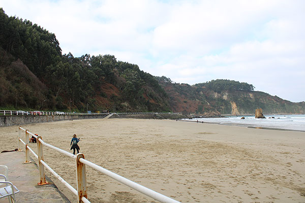 Vista de la playa del Aguilar, final de la senda de los Miradores en Asturias