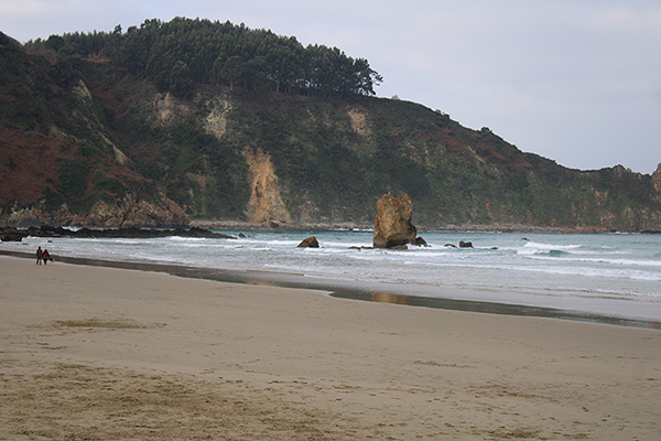 Vista de la playa del Aguilar, final de la senda de los Miradores en Asturias