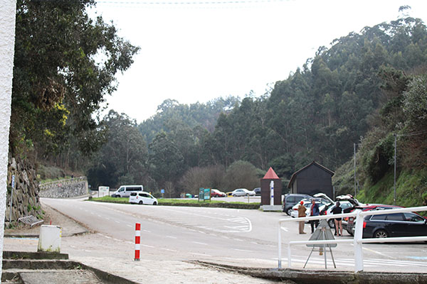 Aparcamiento en la playa del Aguilar, final de la senda de los Miradores en Asturias
