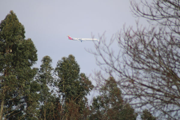 Aeronave sobrevolando los acantilados en la senda de los Miradores en Asturias