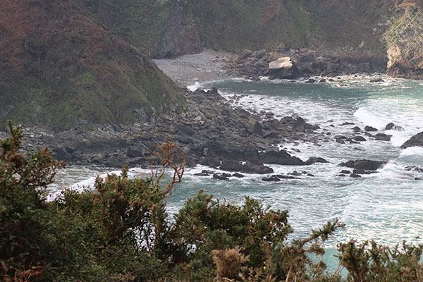 Playas de las Llanas y Xan-Xun que se unen en bajamar vistas desde la senda de los miradores en Asturias