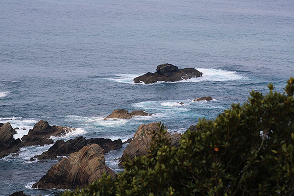 Arrecifes de punta los Glayos en primer término e islote la Ñera en el centro de la imagen, vistos desde la senda de los Miradores en Asturias