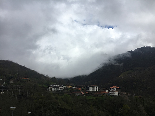 Vista de un pueblo de montaña en Asturias