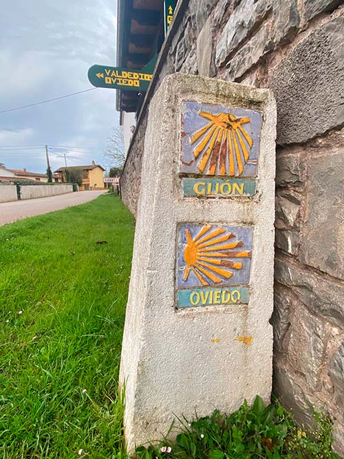 Indicador de bifurcación del camino de Santiago de la costa y del interior a la altura de Grases en Villaviciosa