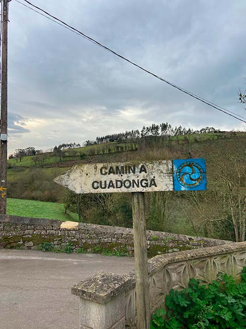 Indicador del camino a Covadonga a pie en Grases en Villaviciosa