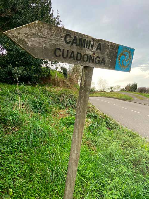 Señal de camino a pie a Covadonga, muy frecuente en Asturias