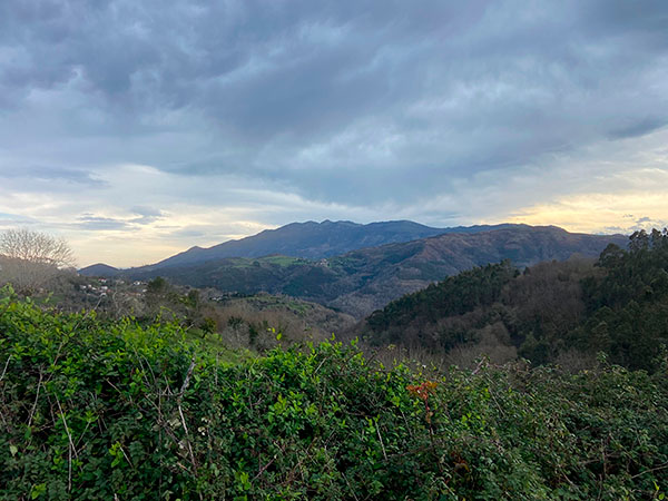 Vista de la sierra del Sueve desde Sietes en el municipio de Villaviciosa en Asturias