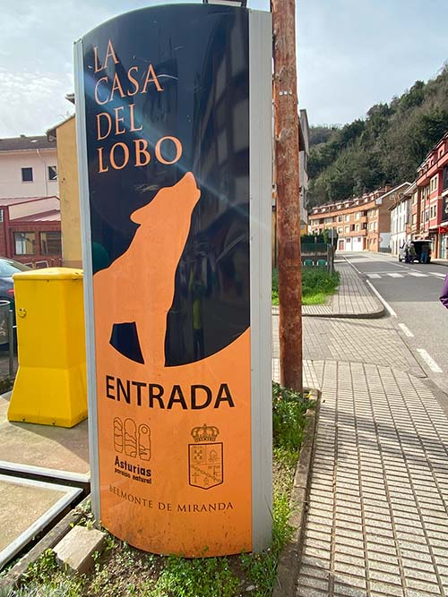 Indicador de la Casa del Lobo en Belmonte de Miranda en Asturias
