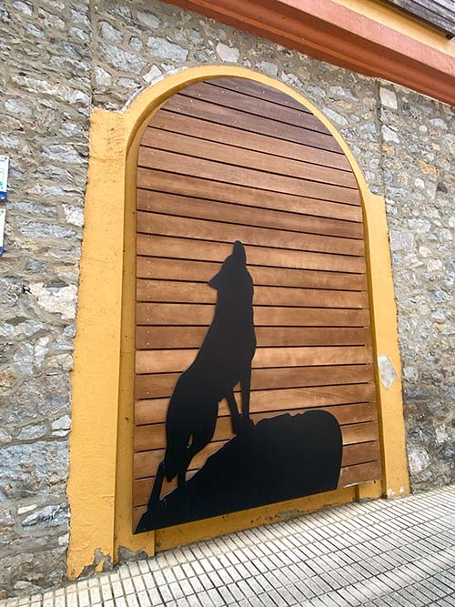 Representación de un lobo aullando en la casa del lobo en Belmonte en Asturias