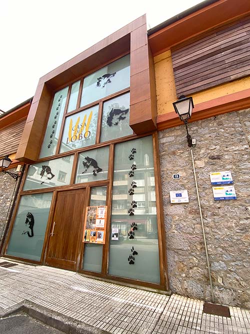 Edificio centro de interpretación de la casa del lobo en Belmonte de Miranda en Asturias