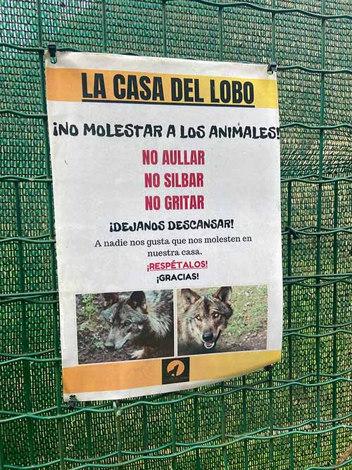 Normas de obligado complimiento en el cercado de la casa del lobo en Belmonte de Miranda en Asturias
