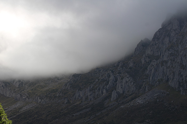 Ladera de una montaña en los Picos de Europa en el lado asturiano