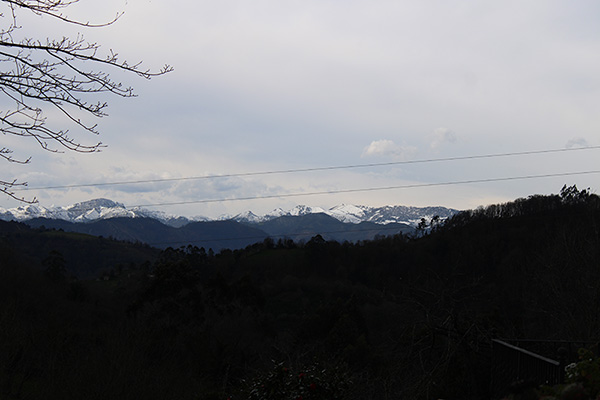 Vista de la cordillera Cantábrica desde Sietes en el municipio de Villaviciosa en Asturias