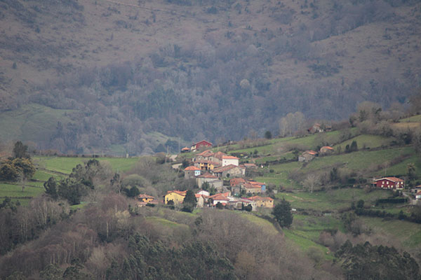 Vista de un pueblo de montaña en Asturias