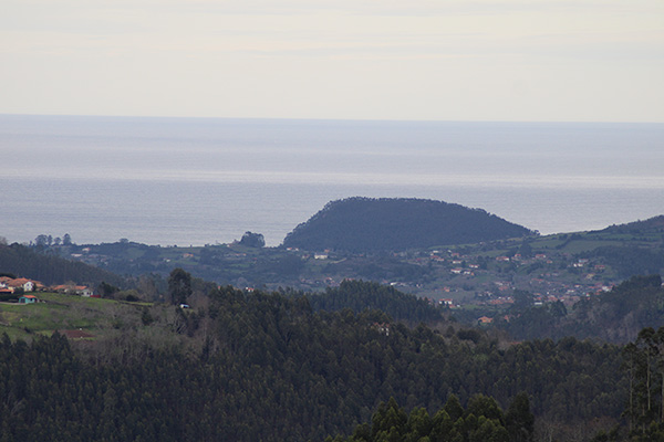 Vista del mar Cantábrico desde Sietes en el municipio de Villaviciosa en Asturias