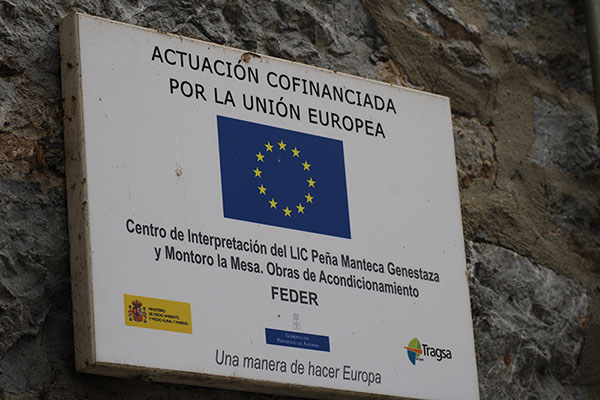 Indicador de financiación por la unión europea de la casa del lobo en Belmonte de Miranda en Asturias