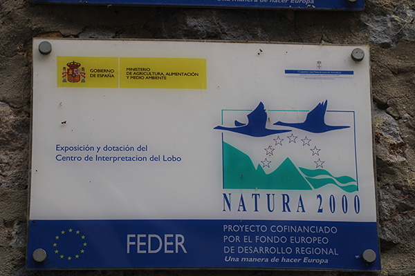 Indicador de financiación por la unión europea de la casa del lobo en Belmonte de Miranda en Asturias