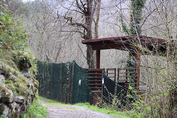 Entrada a uno de los miradores del cercado de la Casa del Lobo en Belmonte de Miranda en Asturias