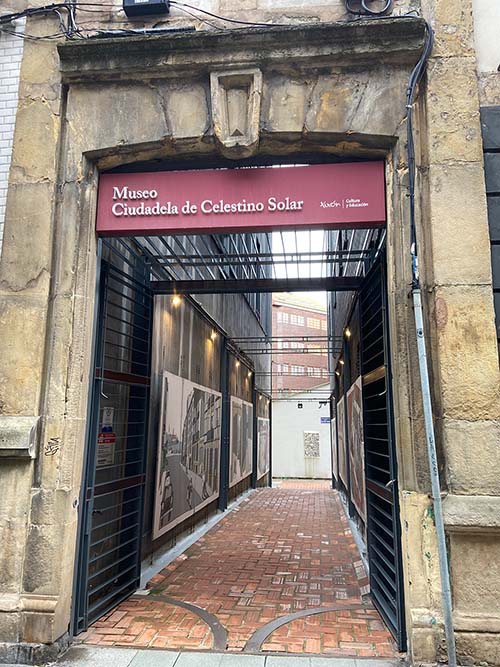 Callejón de entrada al museo de la ciudadela de Celestino Solar en Gijón