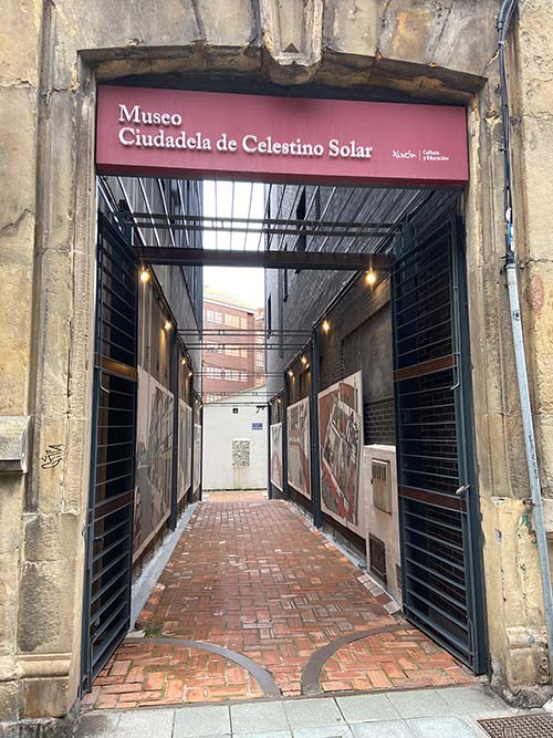 Callejón de entrada al museo de la ciudadela de Celestino Solar en Gijón