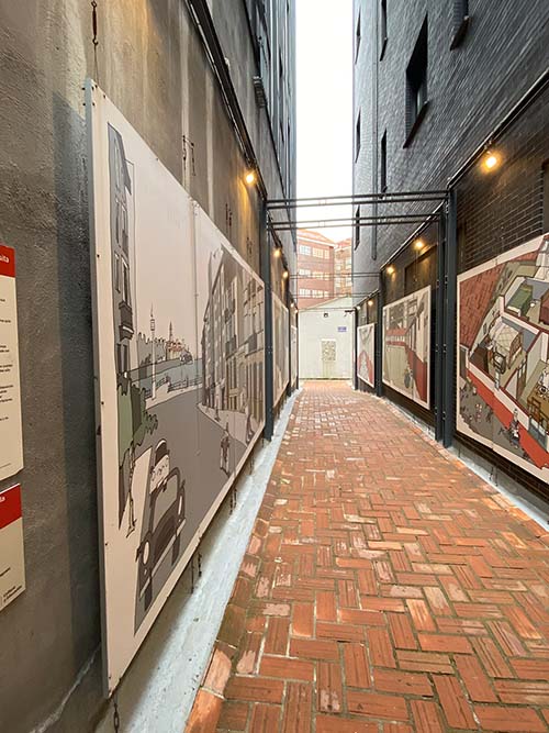 Callejón de entrada al museo de la ciudadela de Celestino Solar en Gijón