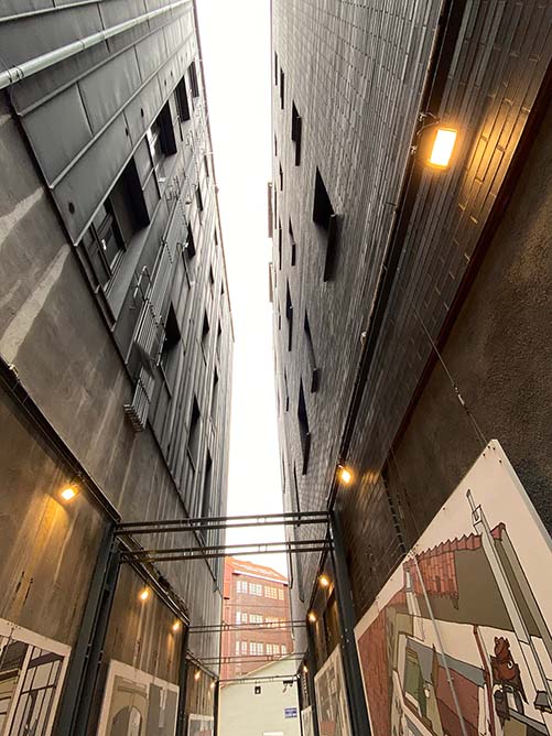 Callejón de entrada al museo de la ciudadela de Celestino Solar en Gijón