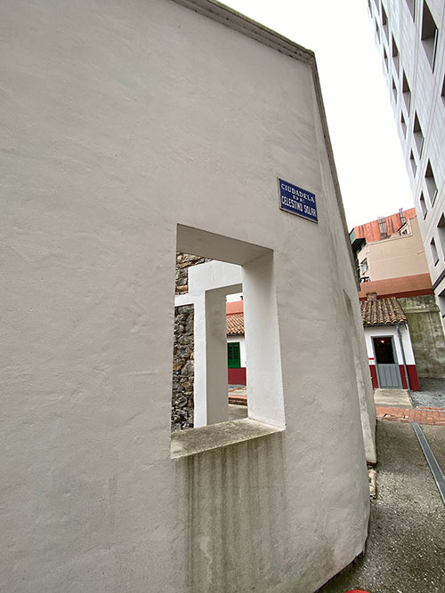 Fachada de la casa tapón en la ciudadela de Celestino Solar en Gijón
