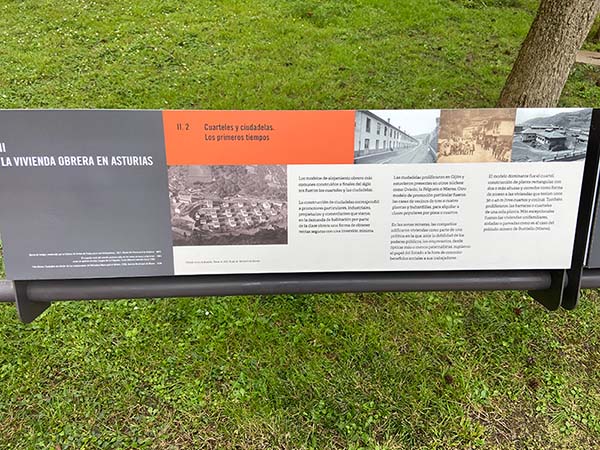 Exposición permanente en forma de paneles sobre la vivienda obrera en el patio grande de la ciudadela de Celestino Solar en Gijón