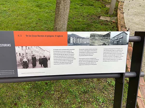 Exposición permanente en forma de paneles sobre la vivienda obrera en el patio grande de la ciudadela de Celestino Solar en Gijón