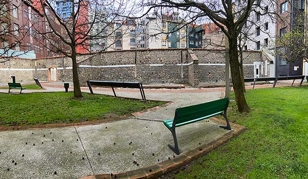 Vista del patio izquierdo de la ciudadela de Celestino Solar en Gijón