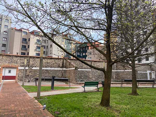 Vista del patio izquierdo de la ciudadela de Celestino Solar en Gijón