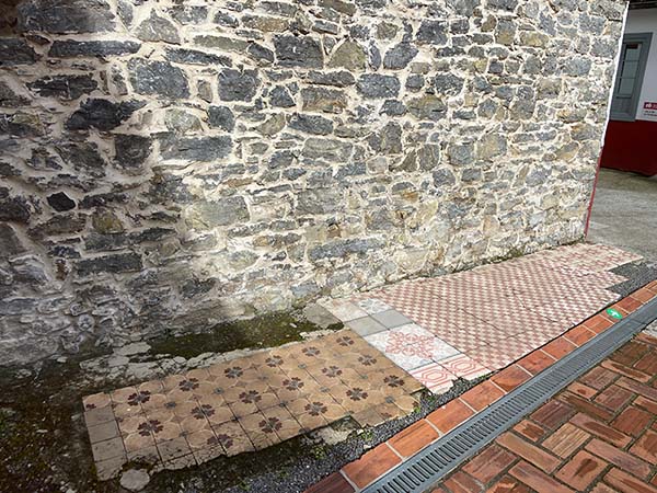 Detalle del adoquinado de los suelos en la ciudadela de Celestino Solar en Gijón