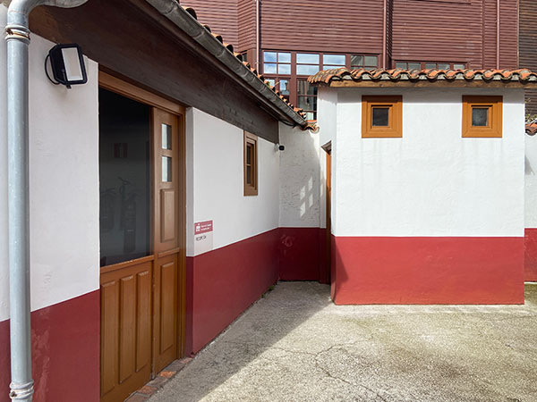 Vista exterior de la sala de recepción del museo de la ciudadela de Celestino Solar con los retretes a la derecha