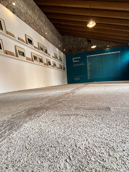 Interior de una de las salas de exposición temporal en la ciudadela de Celestino Solar en Gijón