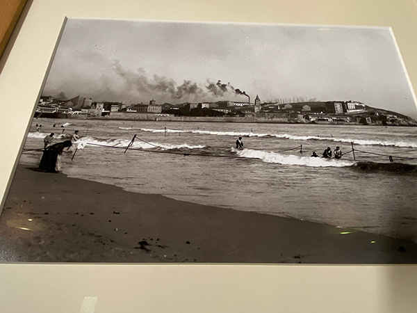 Foto del arenal o playa de San Lorenzo en donde el ensanche quitó terreno a la mar para ampliar Gijón