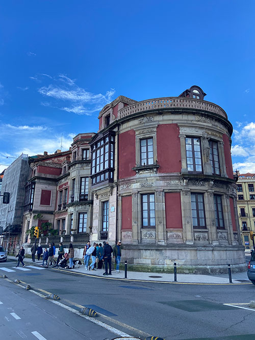 Martillo de Capua en Gijón, en su entorno se encuentra la ciudadela de Celestino Solar