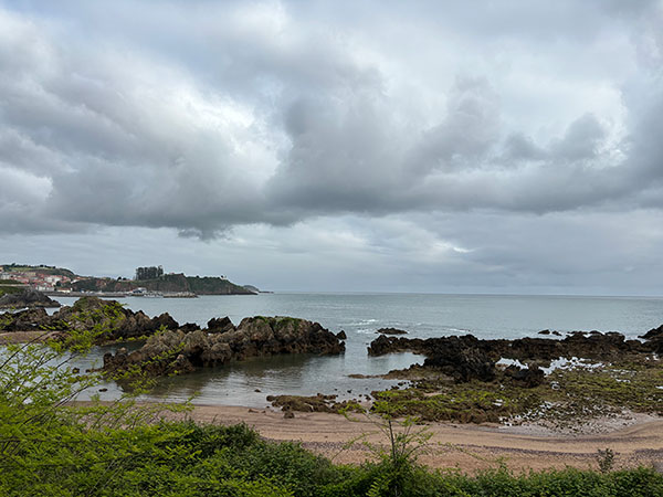 Playa de Güelgues en Perlora ciudad de vacaciones