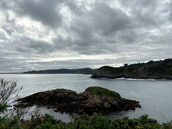 Vista de la isla Entrellusa en Perlora ciudad de vacaciones